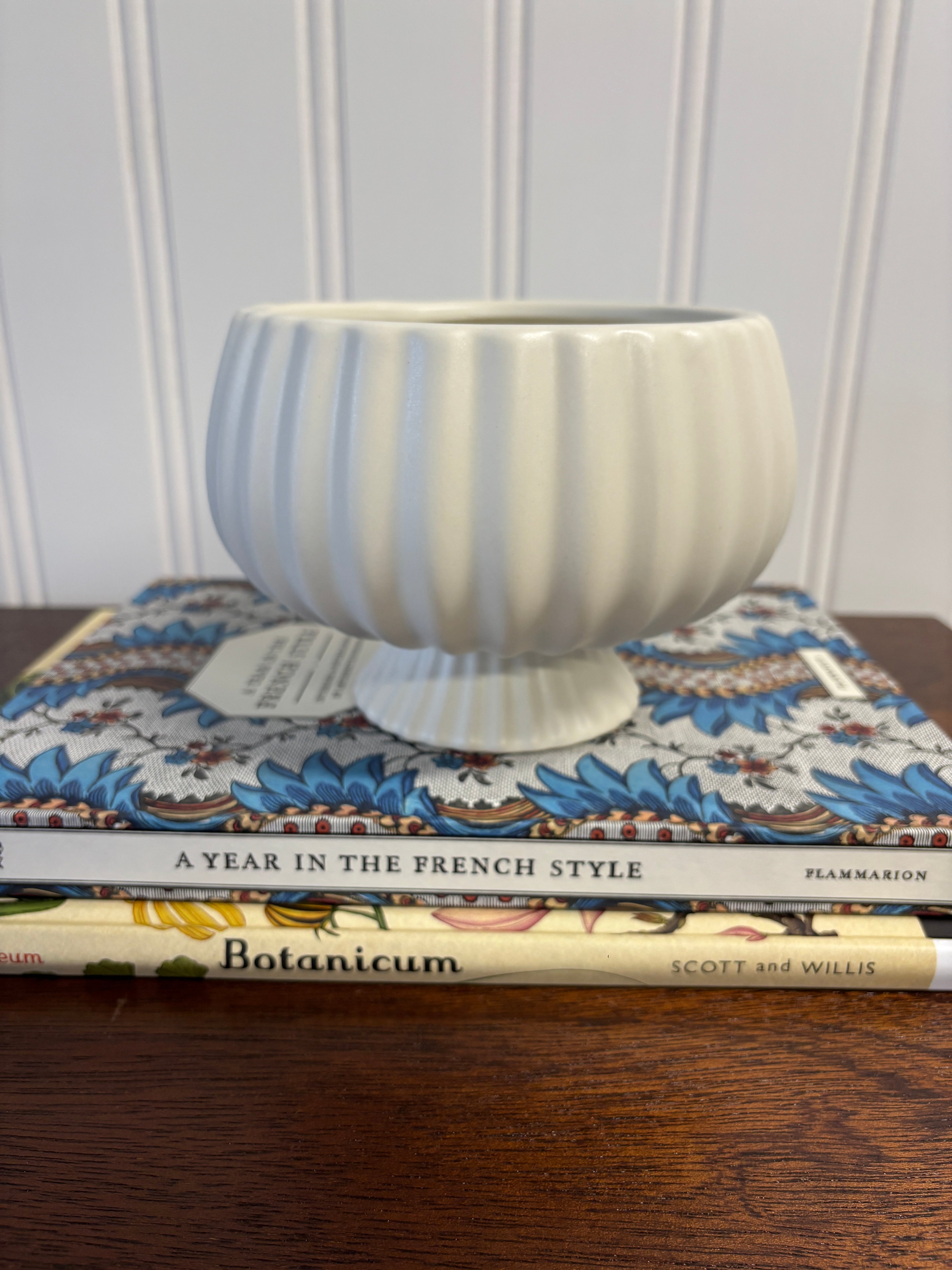 Ribbed Ceramic Decorative Pedestal Bowl